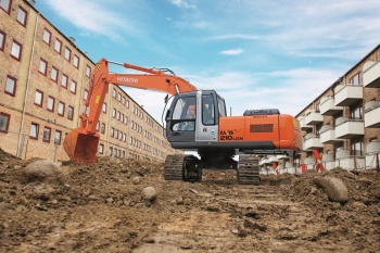 гусеничный экскаватор hitachi zx210lcn-g в работе